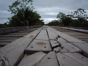 De Estrada Parque (de weg door de Pantanal) telt ruim 60 bruggetjes, waarover met de grootste omzichtigheid gereden dient te worden